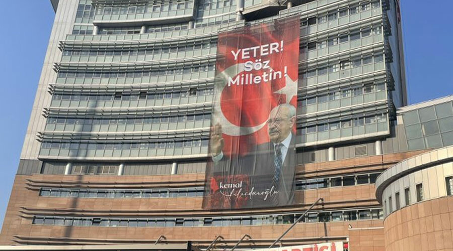CHP Genel Merkezine yeni afiş: “Yeter! Söz Milletin” yazısı gitti