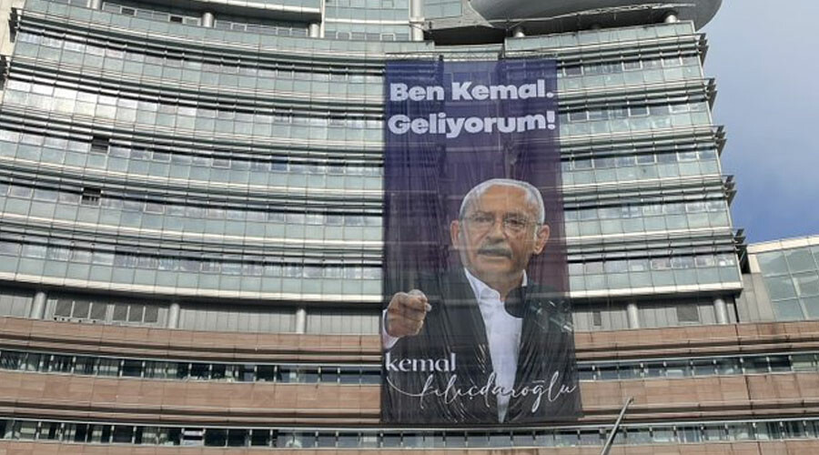 CHP Genel Merkezine yeni afiş: “Yeter! Söz Milletin” yazısı gitti