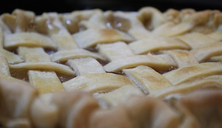 Lezzeti baştan çıkaracak, kokusu tüm evi saracak! İşte nefis elmalı turta tarifi…