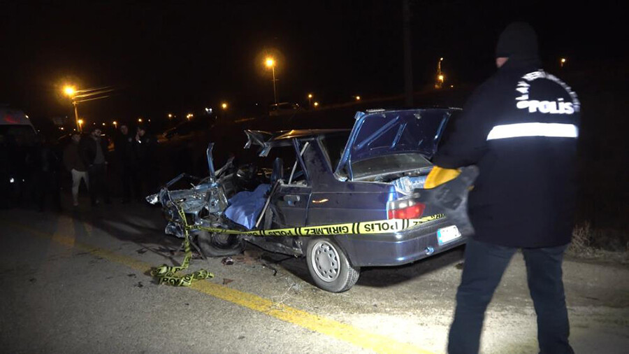 Kırıkkale'de otomobil, kamyonetle kafa kafaya çarpıştı: Ölü ve yaralılar var