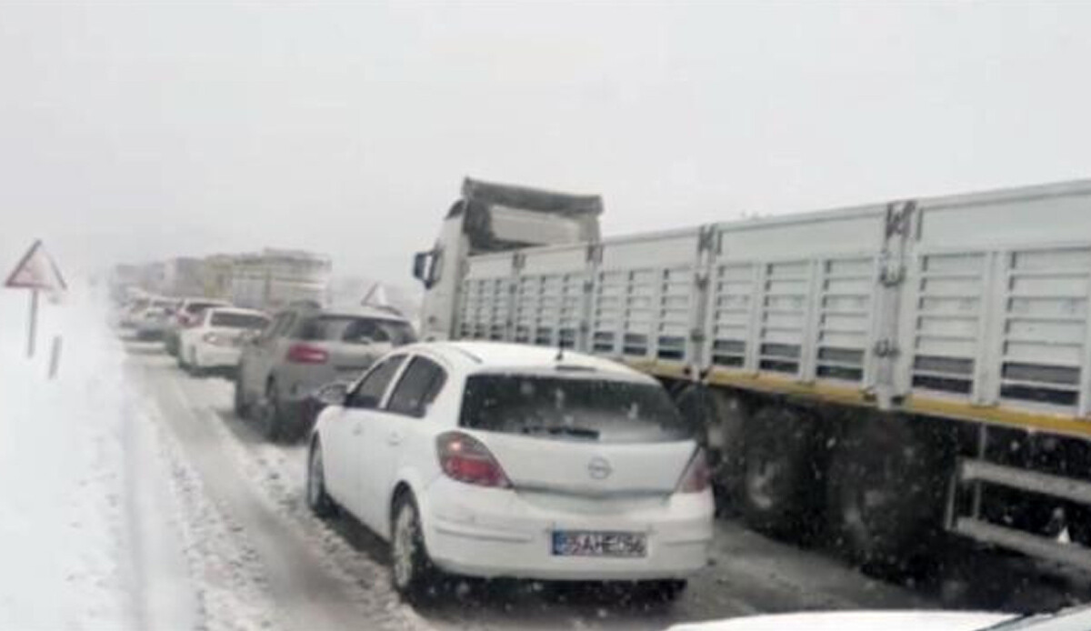 Diyarbakır-Şanlıurfa yoğun kar nedeniyle kara yolu ulaşıma kapandı Diyarbakır-Şanlıurfa yoğun kar nedeniyle kara yolu ulaşıma kapandı