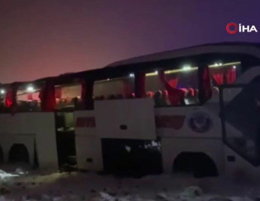 Diyarbakır'da yolcu otobüsü şarampole devrildi! Çok sayıda ölü ve yaralı var Diyarbakır'da yolcu otobüsü şarampole devrildi! Çok sayıda ölü ve yaralı var