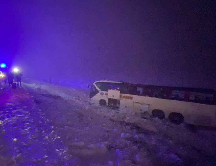 Diyarbakır'da yolcu otobüsü şarampole devrildi! Çok sayıda ölü ve yaralı var Diyarbakır'da yolcu otobüsü şarampole devrildi! Çok sayıda ölü ve yaralı var