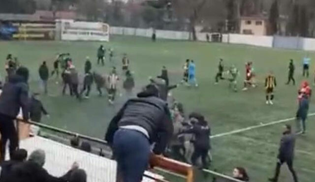 Amatör ligde yumruklar havada uçuştu: Maç bitti, kavga başladı Amatör ligde yumruklar havada uçuştu: Maç bitti, kavga başladı