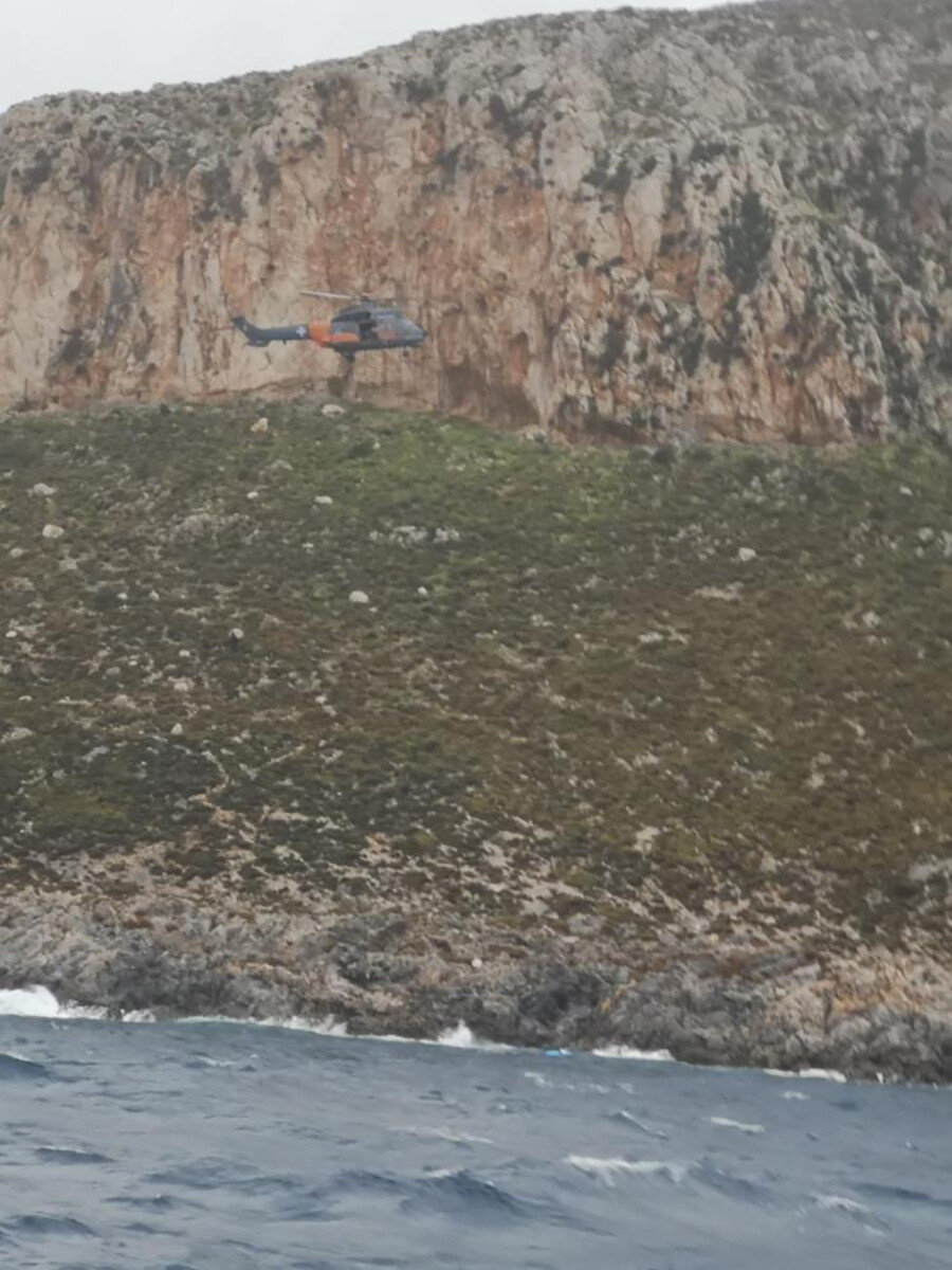 Ege'de göçmenleri taşıyan tekne alabora oldu, 3'ü çocuk 4 kişi öldü Ege'de göçmenleri taşıyan tekne alabora oldu, 3'ü çocuk 4 kişi öldü