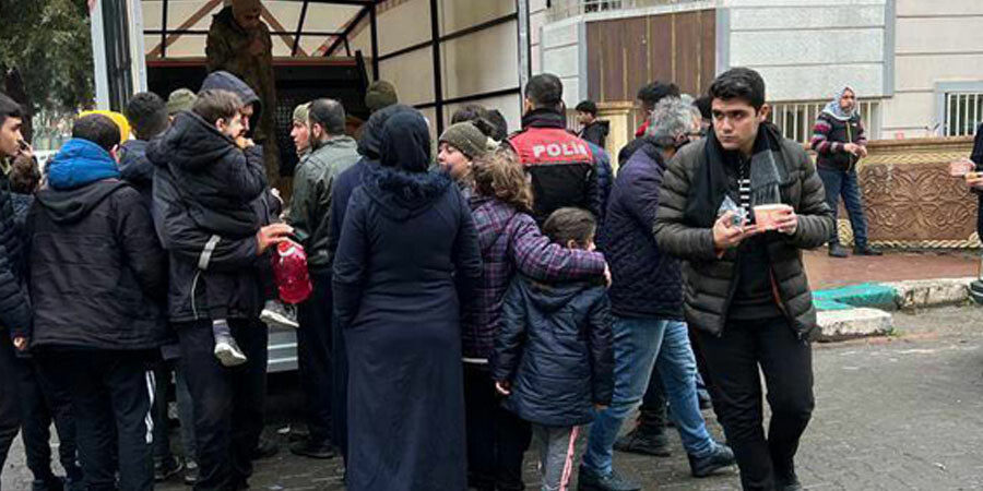 Mehmetçikten depremzedelere sıcak yemek desteği Mehmetçikten depremzedelere sıcak yemek desteği