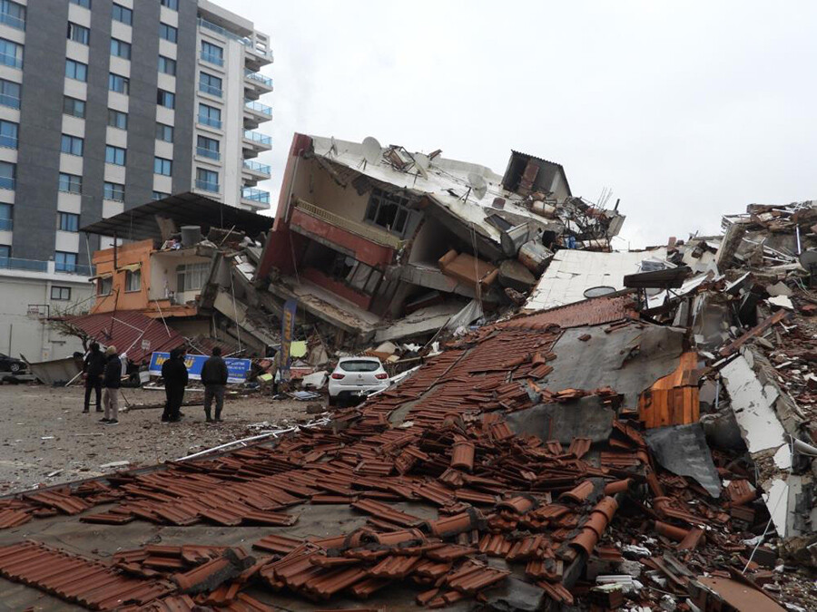 Depremden 18 saat sonra bir çocuk enkazdan sağ çıkarıldı