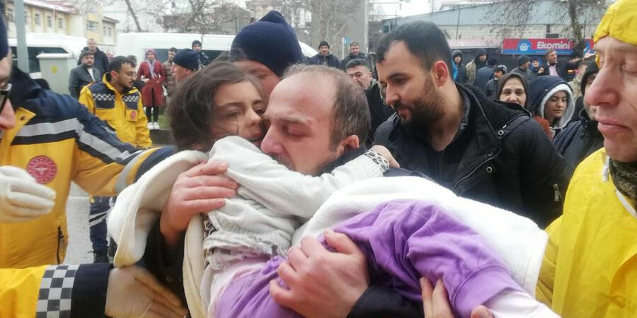 Kahramanmaraş’ta 5 yaşındaki Minik Ayşe Kübra 7 saat sonra sağ kurtarıldı Kahramanmaraş’ta 5 yaşındaki Minik Ayşe Kübra 7 saat sonra sağ kurtarıldı