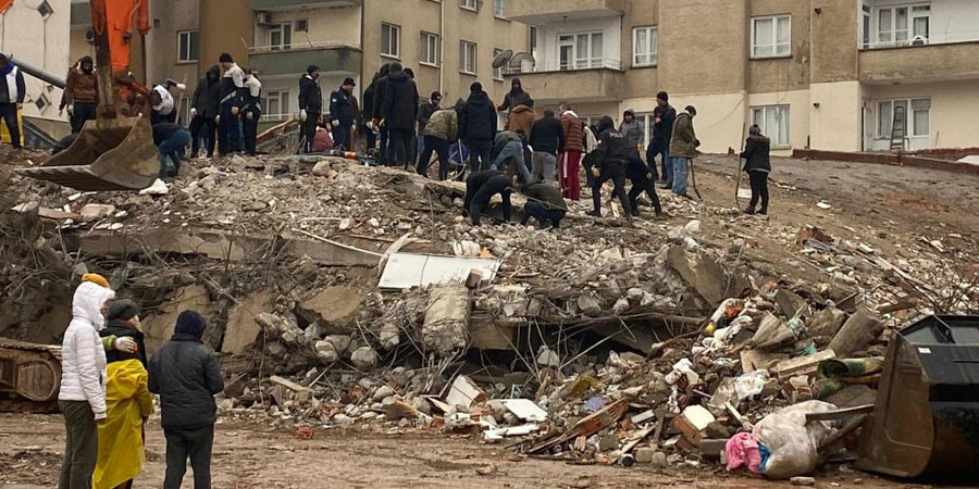 İnanılmaz kurtuluş: 3 çocuğu ve eşiyle 4. kattan zemine kadar düştüğü daireden sağ çıkarıldı İnanılmaz kurtuluş: 3 çocuğu ve eşiyle 4. kattan zemine kadar düştüğü daireden sağ çıkarıldı