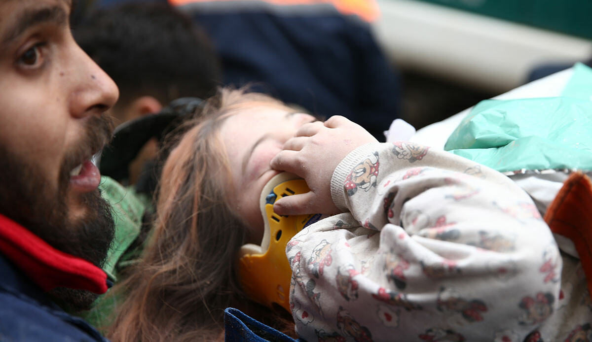 Osmaniye’de yıkılan 10 katlı binanın enkazından bir kız çocuğu kurtarıldı