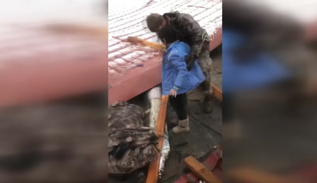 Özel harekat polisleri enkazdan vatandaşları kurtardı