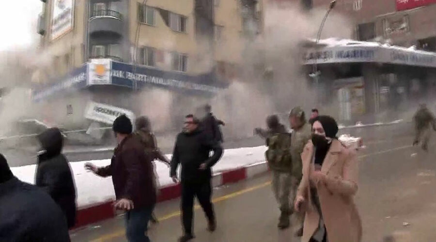 Kahramanmaraş 7.5 büyüklüğündeki artçı ile sallandı: Malatya'da 7 katlı bina saniyeler içinde yerle bir oldu