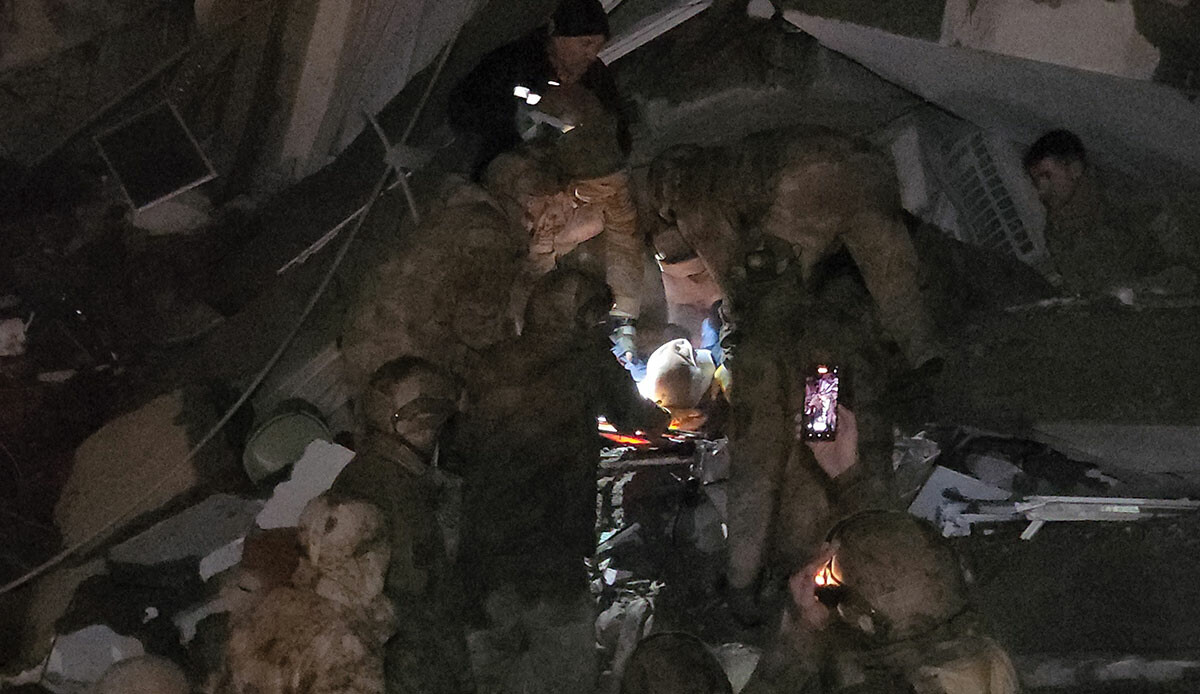 Adıyaman'daki göçükten saatler sonra sevindiren haber! 64 yaşındaki adam kurtarıldı Adıyaman'daki göçükten saatler sonra sevindiren haber! 64 yaşındaki adam kurtarıldı