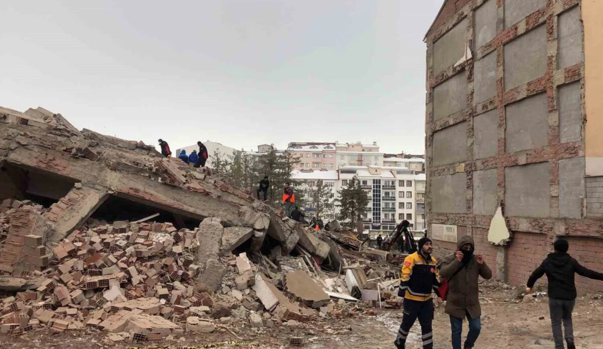 Son dakika: Kahramanmaraş'taki 7,6'lık yeni deprem sonrası Elazığ'da bir bina çöktü Son dakika: Kahramanmaraş'taki 7,6'lık yeni deprem sonrası Elazığ'da bir bina çöktü
