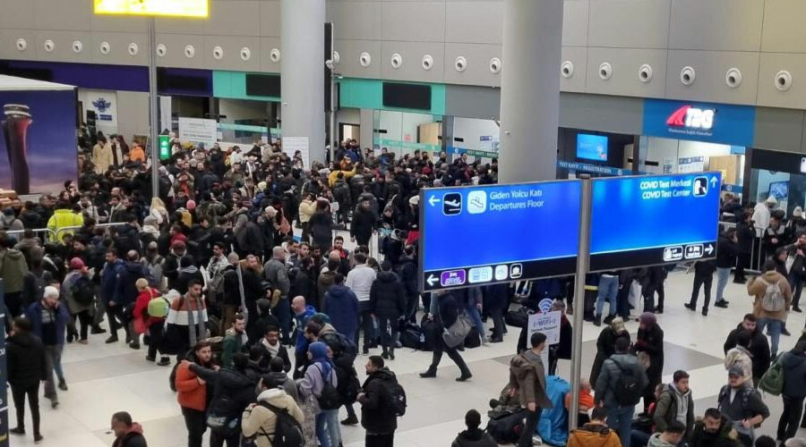 Türkiye tek yürek: Deprem bölgesine gitmek için havalimanına akın ettiler Türkiye tek yürek: Deprem bölgesine gitmek için havalimanına akın ettiler
