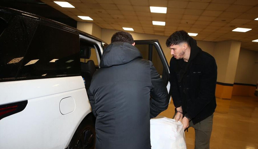 Fenerbahçe'nin Brezilyalı futbolcusu Lincoln Henrique çocuklu bir aileyi evinde ağırlayacak Fenerbahçe'nin Brezilyalı futbolcusu Lincoln Henrique çocuklu bir aileyi evinde ağırlayacak