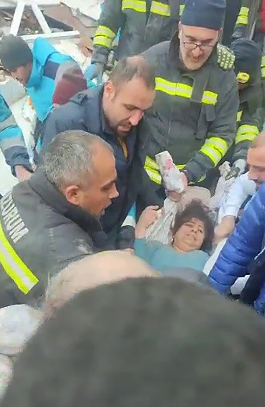 Hatay'da bir anne ve iki yavrusu enkazdan 36 saat sonra sağ çıkarıldı Hatay'da bir anne ve iki yavrusu enkazdan 36 saat sonra sağ çıkarıldı