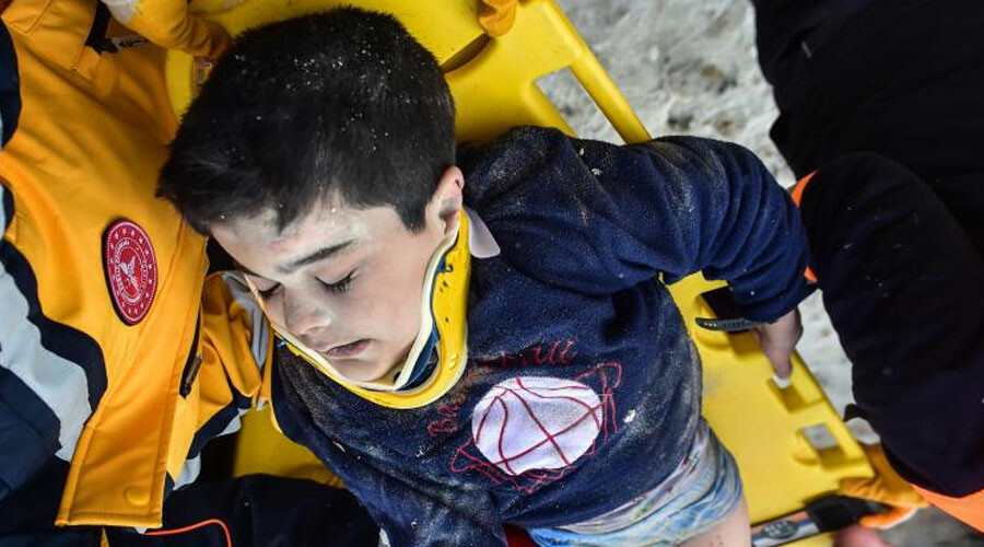Kahramanmaraş’ta 22 saat sonra gelen kurtuluş: Küçük Arda anne ve babasının cansız bedenleri arasında yaşama tutundu Kahramanmaraş’ta 22 saat sonra gelen kurtuluş: Küçük Arda anne ve babasının cansız bedenleri arasında yaşama tutundu