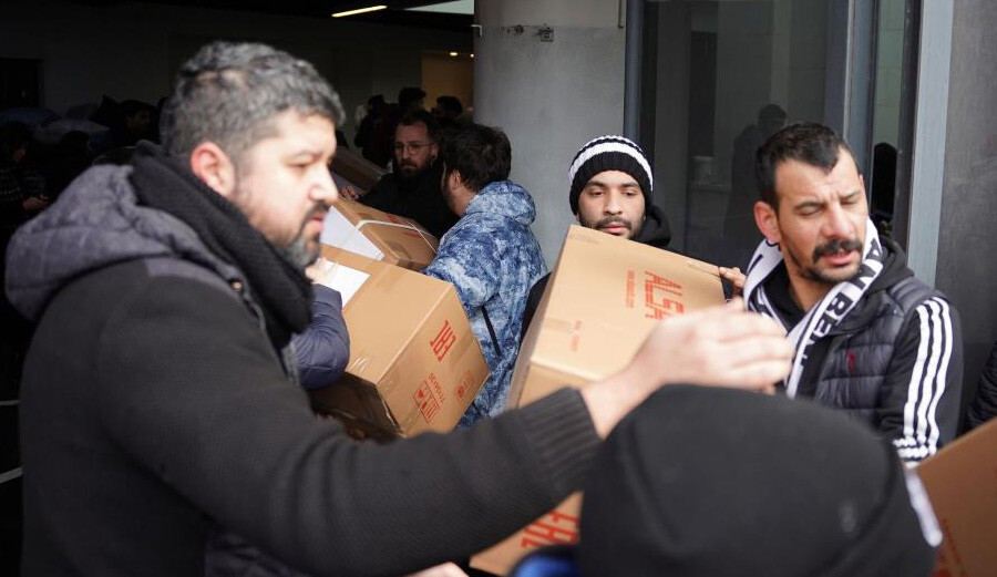 Beşiktaş'tan depremzedelere yardım kampanyası... Ahmet Nur Çebi: Tek yumruk olduk Beşiktaş'tan depremzedelere yardım kampanyası... Ahmet Nur Çebi: Tek yumruk olduk