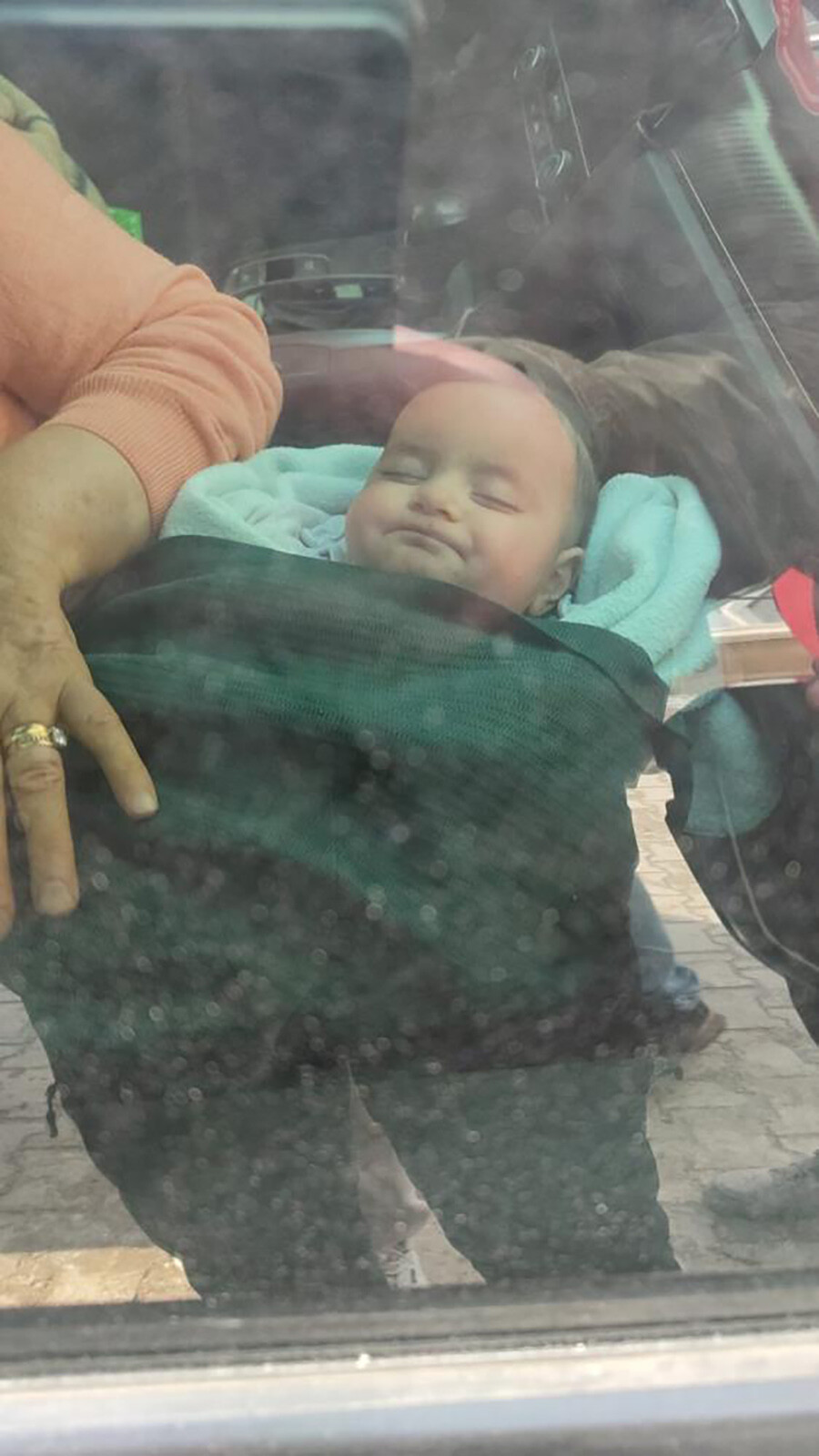 Hatay'da bir anne ve iki yavrusu enkazdan 36 saat sonra sağ çıkarıldı Hatay'da bir anne ve iki yavrusu enkazdan 36 saat sonra sağ çıkarıldı