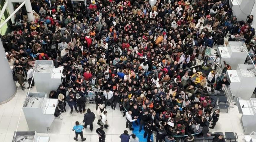 Türkiye tek yürek: Deprem bölgesine gitmek için havalimanına akın ettiler Türkiye tek yürek: Deprem bölgesine gitmek için havalimanına akın ettiler