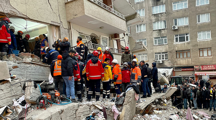 Diyarbakır’dan iyi haber: 28 yaşındaki kadın enkaz altından çıkarıldı Diyarbakır’dan iyi haber: 28 yaşındaki kadın enkaz altından çıkarıldı