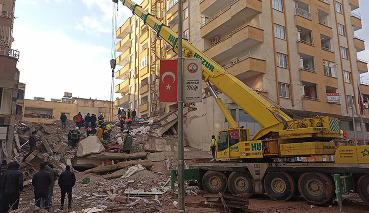 Deprem enkazından gelen sevindiren haber... Anne ve çocukları 28 saatin sonunda sağ olarak kurtarıldı Deprem enkazından gelen sevindiren haber... Anne ve çocukları 28 saatin sonunda sağ olarak kurtarıldı