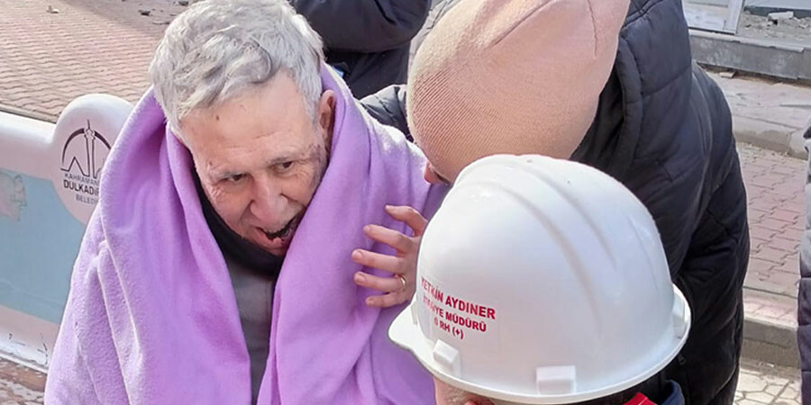 Yürekleri ısıtan an... İtfaiye eri enkazdan çıkardıkları yaşlı adama kendi botlarını verdi