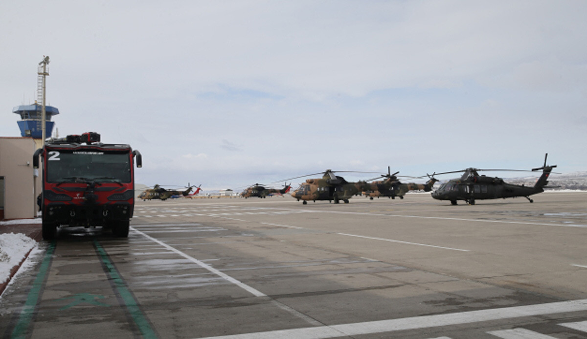 17 askeri helikopter deprem bölgesine gitmek üzere Kapadokya'dan havalandı 17 askeri helikopter deprem bölgesine gitmek üzere Kapadokya'dan havalandı