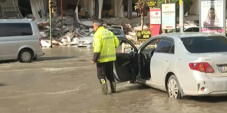 Hatay’da deprem sonrası korkutan görüntü! Deniz taştı, caddeler su altında kaldı Hatay’da deprem sonrası korkutan görüntü! Deniz taştı, caddeler su altında kaldı