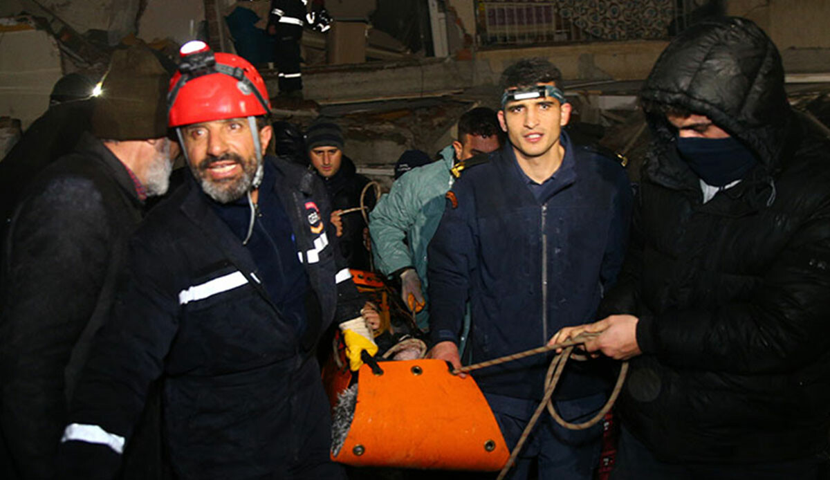 Hatay’da enkazdan 1’i çocuk 4 kişi kurtarıldı: Ekiplerin sevinci kameraya yansıdı