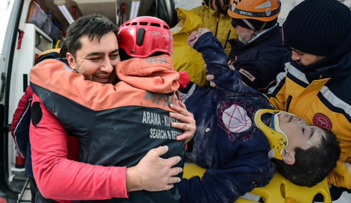 Kahramanmaraş’ta 22 saat sonra gelen kurtuluş: Küçük Arda anne ve babasının cansız bedenleri arasında yaşama tutundu Kahramanmaraş’ta 22 saat sonra gelen kurtuluş: Küçük Arda anne ve babasının cansız bedenleri arasında yaşama tutundu