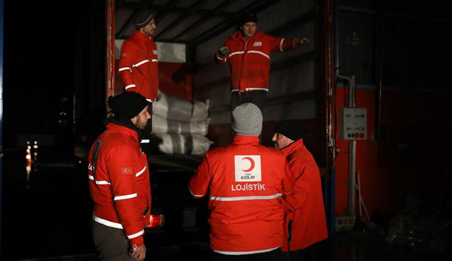 Kızılay deprem bölgelerinde: Beslenme hizmeti ve yardım çalışmaları sürüyor