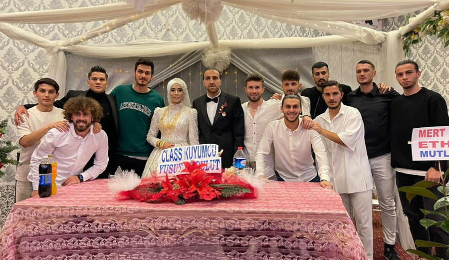 Yeni Malatyaspor kalecisi Ahmet Eyüp Türkaslan'ın eşi Kübra Türkaslan: Ne olursunuz yardım edin. Burası dümdüz oldu Yeni Malatyaspor kalecisi Ahmet Eyüp Türkaslan'ın eşi Kübra Türkaslan: Ne olursunuz yardım edin. Burası dümdüz oldu