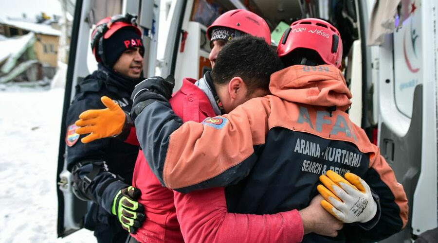 Kahramanmaraş’ta 22 saat sonra gelen kurtuluş: Küçük Arda anne ve babasının cansız bedenleri arasında yaşama tutundu Kahramanmaraş’ta 22 saat sonra gelen kurtuluş: Küçük Arda anne ve babasının cansız bedenleri arasında yaşama tutundu