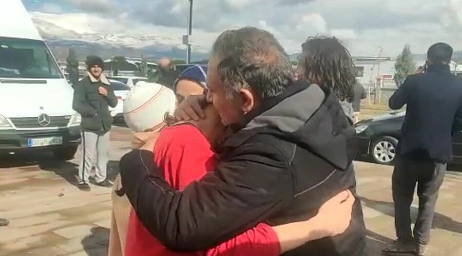 Kahramanmaraş’ta ağlatan buluşma: 34 saat sonra anne ve babalarına kavuştular Kahramanmaraş’ta ağlatan buluşma: 34 saat sonra anne ve babalarına kavuştular