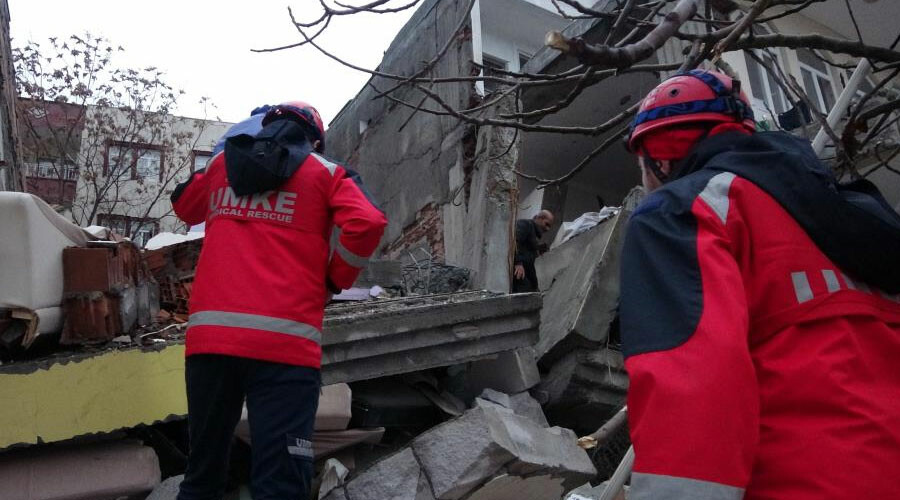 Adıyaman’da acı bekleyiş: Enkaz başında gözyaşlarına boğuldu Adıyaman’da acı bekleyiş: Enkaz başında gözyaşlarına boğuldu