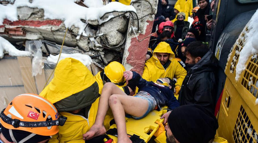Kahramanmaraş’ta 22 saat sonra gelen kurtuluş: Küçük Arda anne ve babasının cansız bedenleri arasında yaşama tutundu Kahramanmaraş’ta 22 saat sonra gelen kurtuluş: Küçük Arda anne ve babasının cansız bedenleri arasında yaşama tutundu