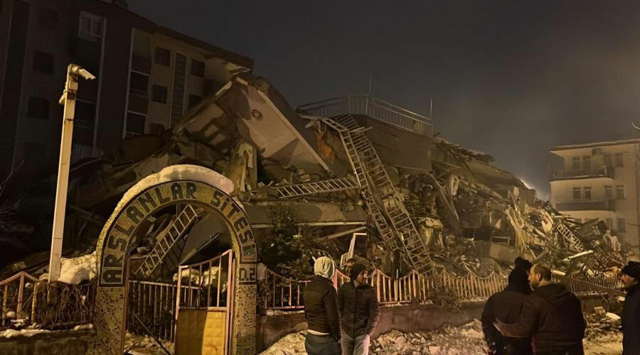 Malatya'da enkazdan kurtuluş anı kamerada: Hayata yeniden 'merhaba' dediler Malatya'da enkazdan kurtuluş anı kamerada: Hayata yeniden 'merhaba' dediler