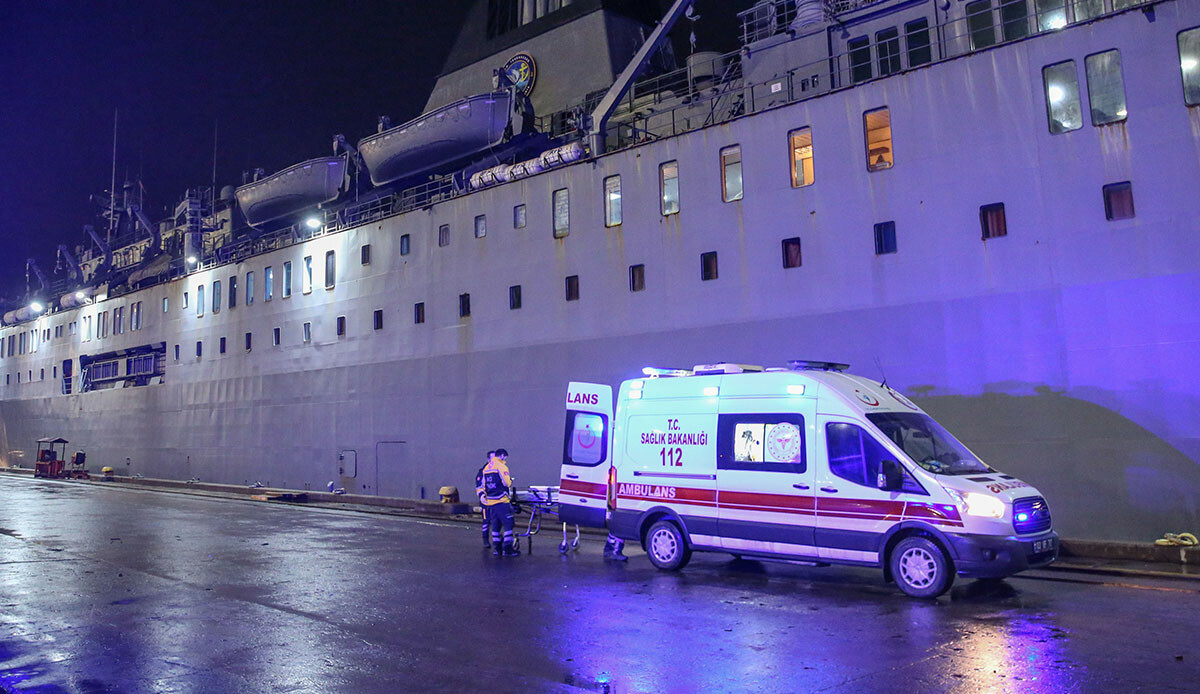 Hatay'da depremde yaralananlar TCG İskenderun gemisine alınıyor Hatay'da depremde yaralananlar TCG İskenderun gemisine alınıyor