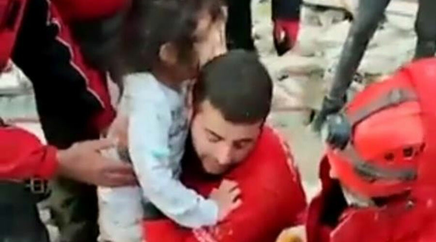 Enkazdan çıkan küçük kızın sorusu yürekleri dağladı: Abimi çıkarmadınız mı daha? Enkazdan çıkan küçük kızın sorusu yürekleri dağladı: Abimi çıkarmadınız mı daha?