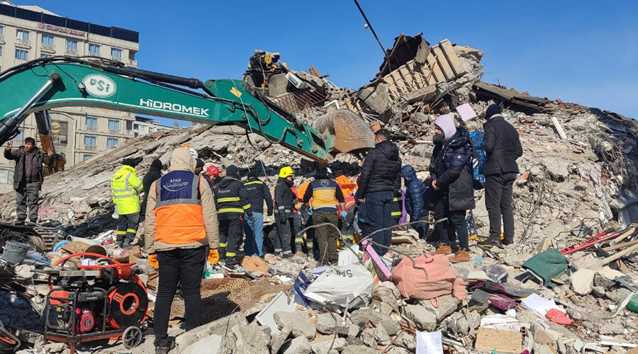 Ekipler gözlerine inanamadı: Minik Berat 55 saatin sonunda elinde muhabbet kuşuyla enkazdan çıkarıldı