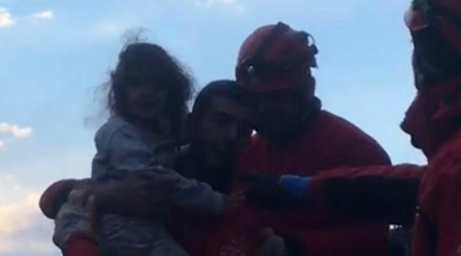 Enkazdan çıkan küçük kızın sorusu yürekleri dağladı: Abimi çıkarmadınız mı daha? Enkazdan çıkan küçük kızın sorusu yürekleri dağladı: Abimi çıkarmadınız mı daha?
