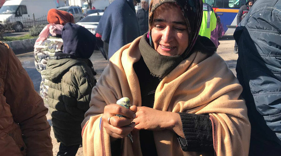 Ekipler gözlerine inanamadı: Minik Berat 55 saatin sonunda elinde muhabbet kuşuyla enkazdan çıkarıldı
