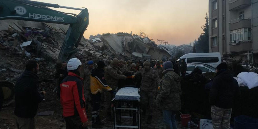 Hatay'dan 51 saat sonra sevindirici haber: Sabahın ilk ışıklarıyla yeni güne umut oldu 5 yaşındaki kız çocuğu kurtarıldı Hatay'dan 51 saat sonra sevindirici haber: Sabahın ilk ışıklarıyla yeni güne umut oldu 5 yaşındaki kız çocuğu kurtarıldı
