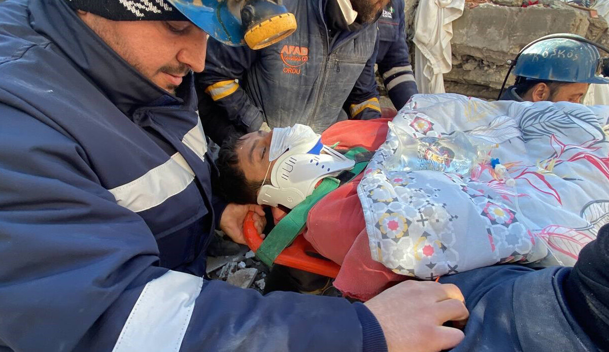 Adıyaman'da 59 saat sonra enkaz altında canlı olarak çıktı Adıyaman'da 59 saat sonra enkaz altında canlı olarak çıktı