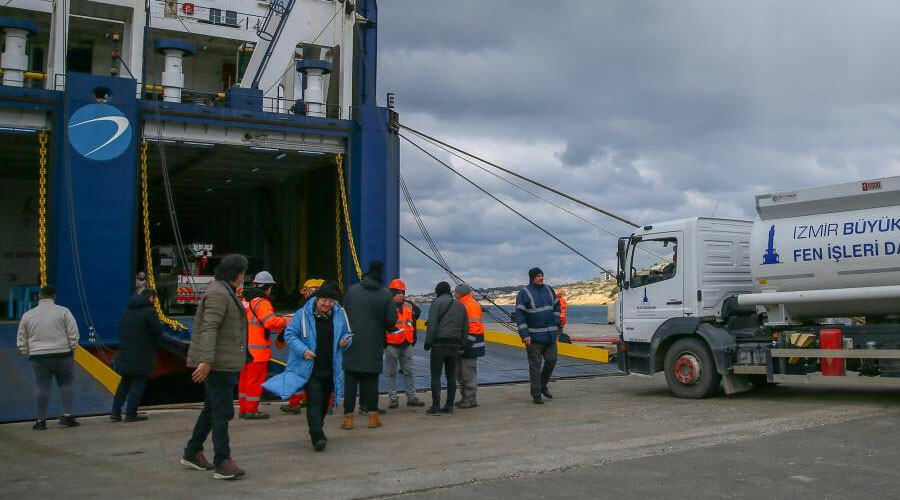Deprem bölgesi için yardım gemisi Çeşme Limanı’ndan yola çıktı! Deprem bölgesi için yardım gemisi Çeşme Limanı’ndan yola çıktı!