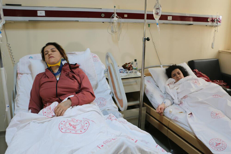 Depremden sağ çıkan kadın o anları anlattı: Bir de baktım deliğin içindeyiz