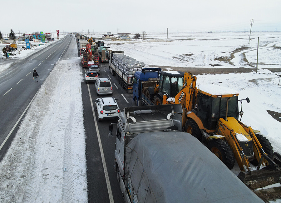 Deprem bölgesine yardım yağdı, yollarda kilometrelerce kuyruk oluştu