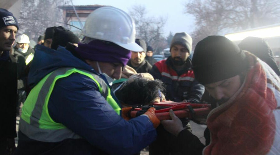 Eşini ve 2 çocuğunu depremde kaybetti… 51 saat sonra kızını görünce gözyaşlarını tutamadı Eşini ve 2 çocuğunu depremde kaybetti… 51 saat sonra kızını görünce gözyaşlarını tutamadı